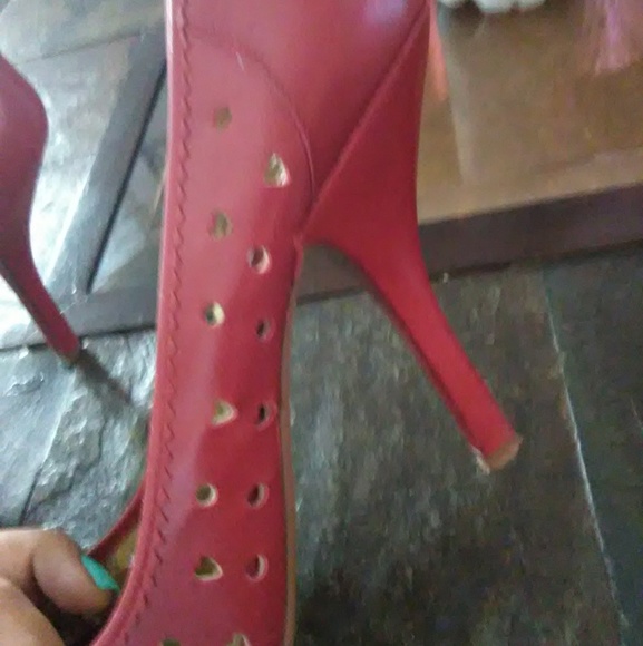 Guess heels with heart designs on side and bow on - Picture 2 of 3